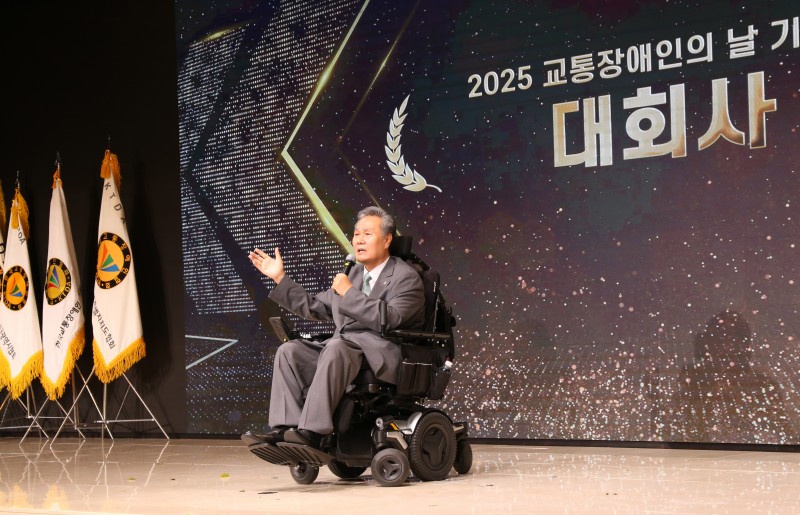 사진2. 대회사를 하는 김락환 중앙회장.JPG