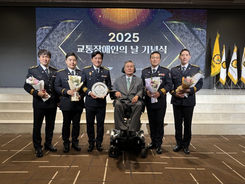회장님_교통정의상 수상자.jpg