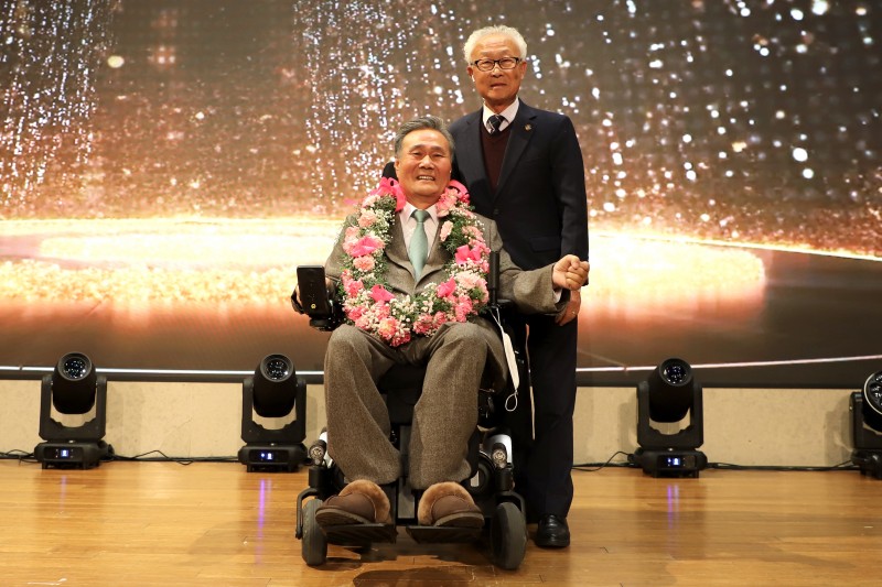 03. 취임 꽃다발 전달_이완희수석부회장.JPG