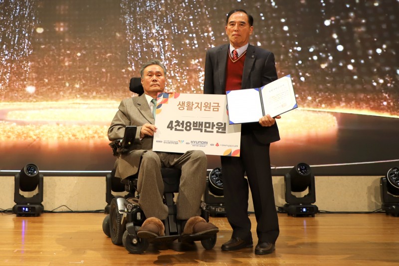 08. 생활지원금 증서전달.JPG